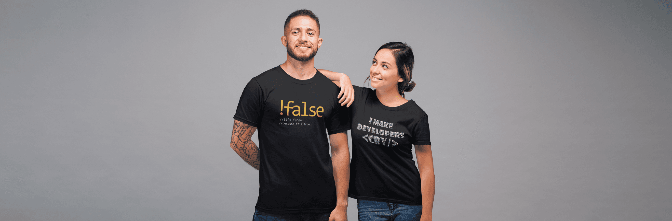 Pareja con poleras de humor de programador: '!false' y '<CRY/>'
